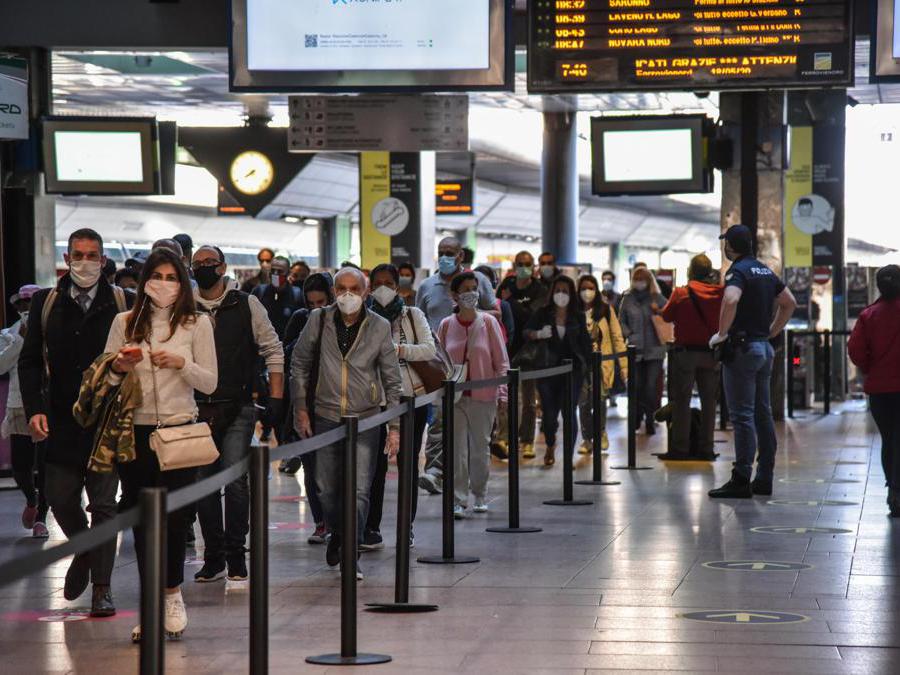 L’arrivo dei pendolari alla stazione Cadorna nel giorno della rpartenza dopo il lockdown a causa del coronavirus Covid-19, Milano, 18 maggio 2020. Ansa/Matteo Corner