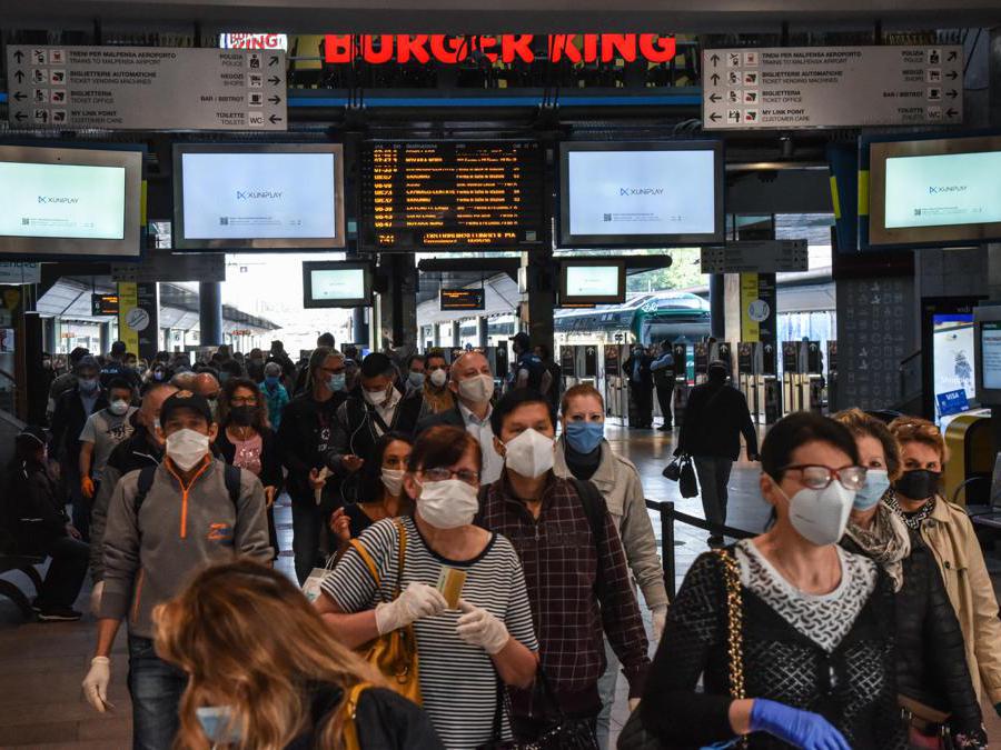 L’arrivo dei pendolari alla stazione Cadorna nel giorno della rpartenza dopo il lockdown a causa del coronavirus Covid-19, Milano, 18 maggio 2020. Ansa/Matteo Corner