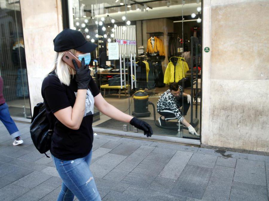 Milano, preparazione dei negozi in via Torino, 18 maggio 2020. (Imagoeconomica)