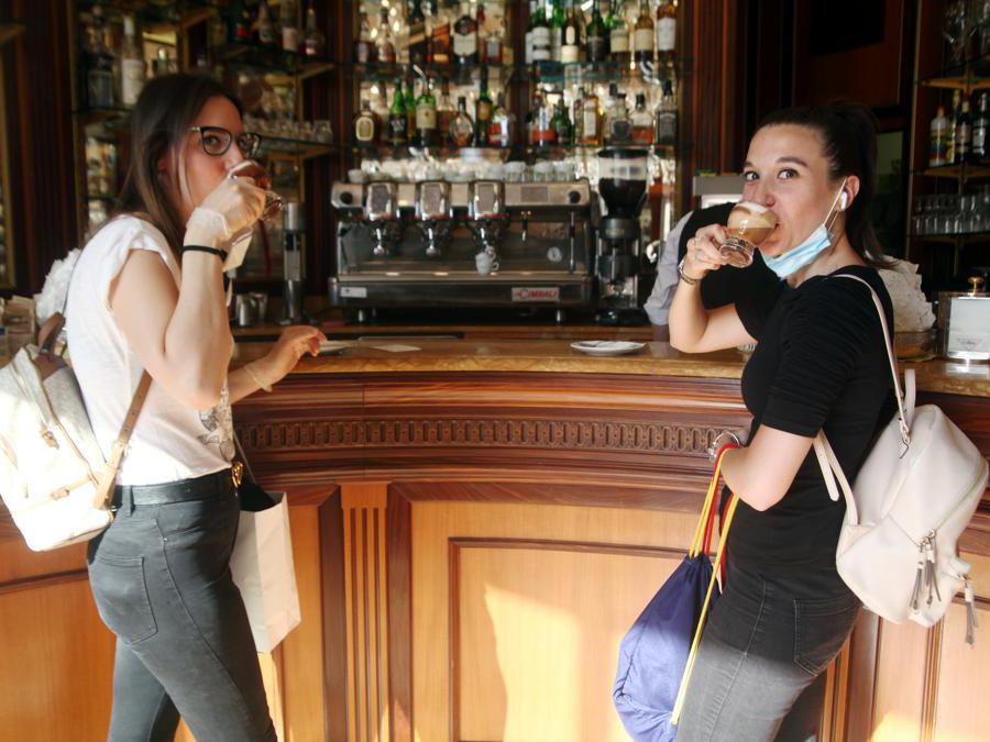 Milano, interno di un bar in Piazza del Duomo, 18 maggio 2020 (Imagoeconomica)