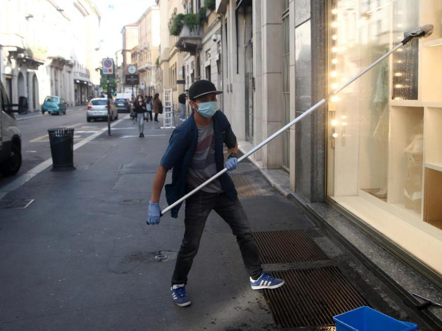 Milano, preparazione dei negozi in via Montenapoleone, 18 maggio 2020. (Imagoeconomica)
