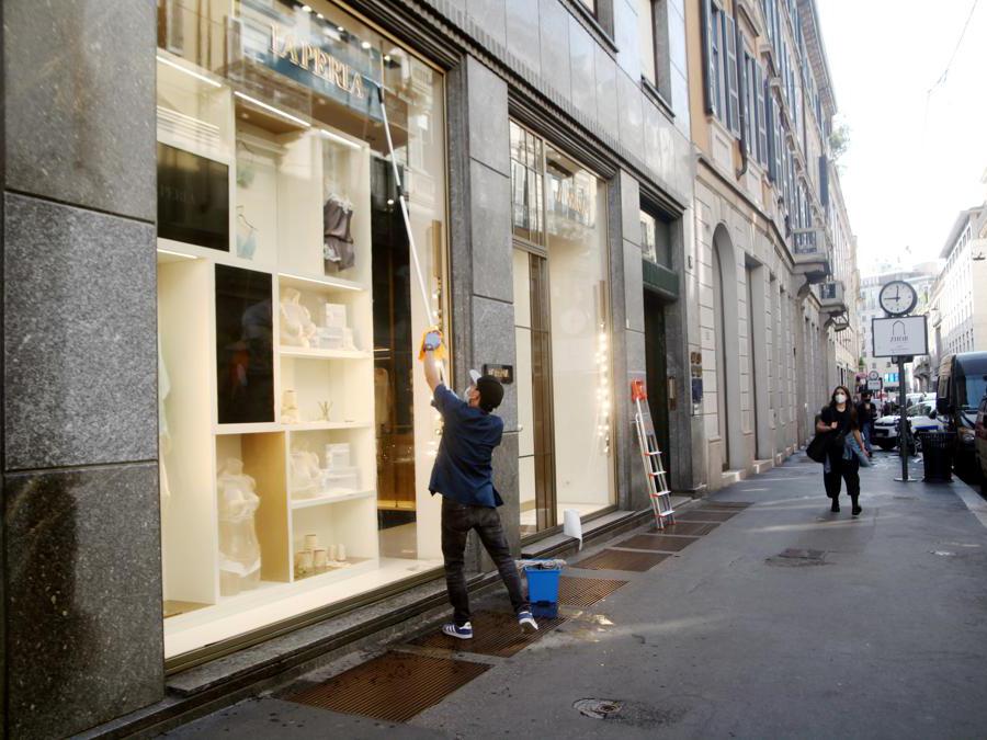 Milano, preparazione dei negozi in via Montenapoleone, 18 maggio 2020. (Imagoeconomica)