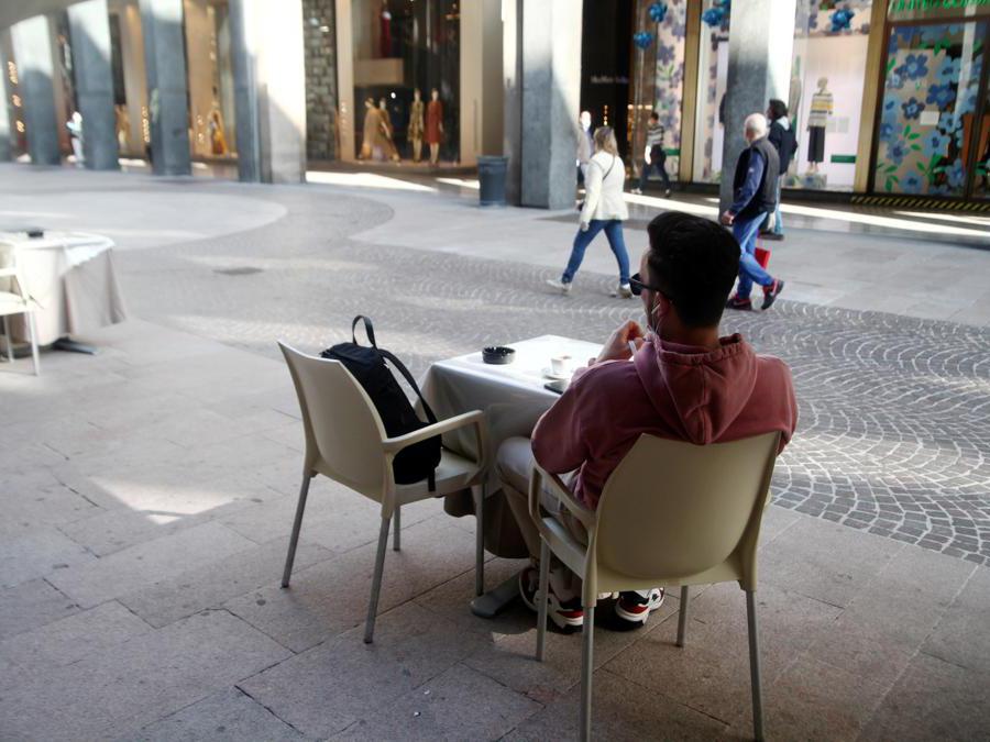 Milano, il primo caffè dopo la riapertura (Imagoeconomica)