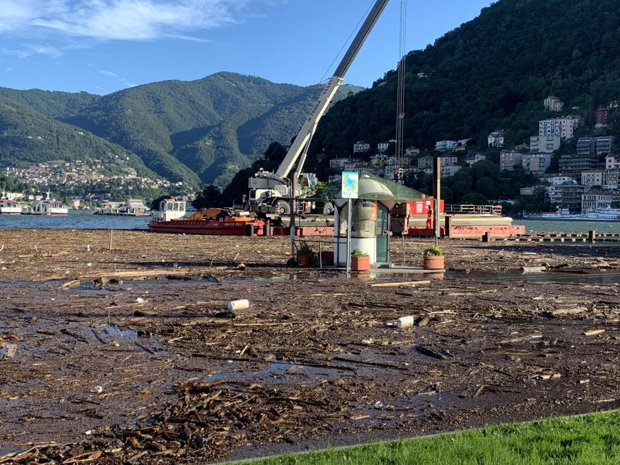 Piazza Cavour a Como ricoperta di acqua e detriti esondati dal lago a causa delle copiose piogge.  (Ansa / Maatteo Bazzi) 