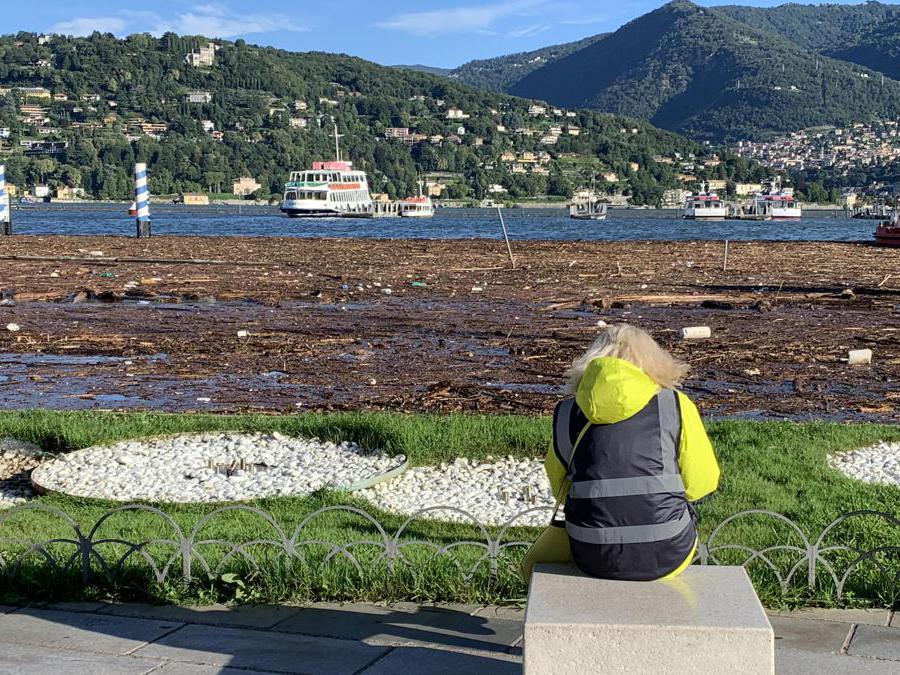 Piazza Cavour a Como ricoperta di acqua e detriti esondati dal lago a causa delle copiose piogge.  (Ansa / Maatteo Bazzi) 