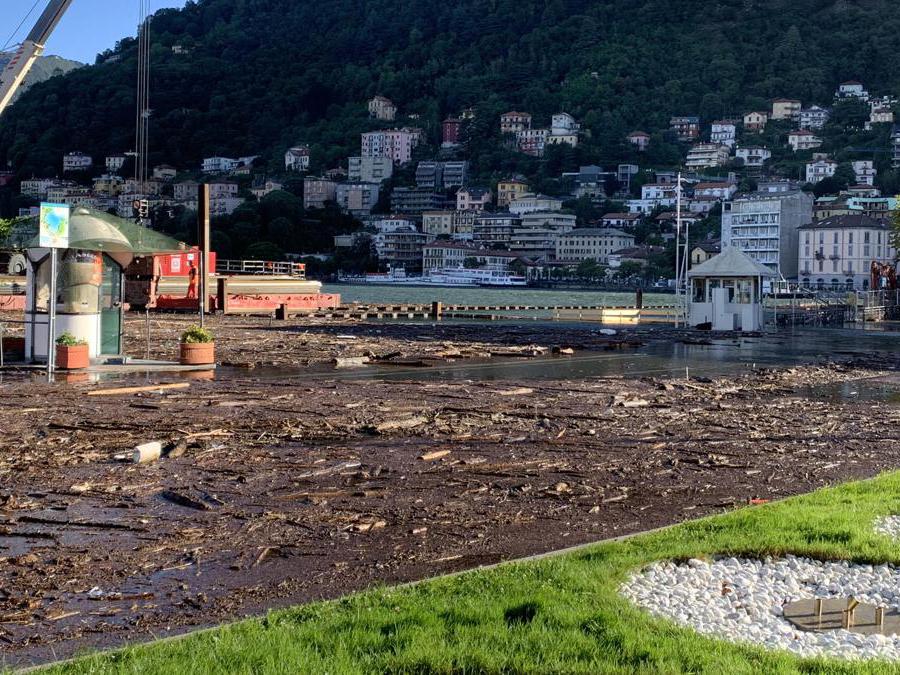 Piazza Cavour a Como ricoperta di acqua e detriti esondati dal lago a causa delle copiose piogge.  (Ansa / Maatteo Bazzi) 