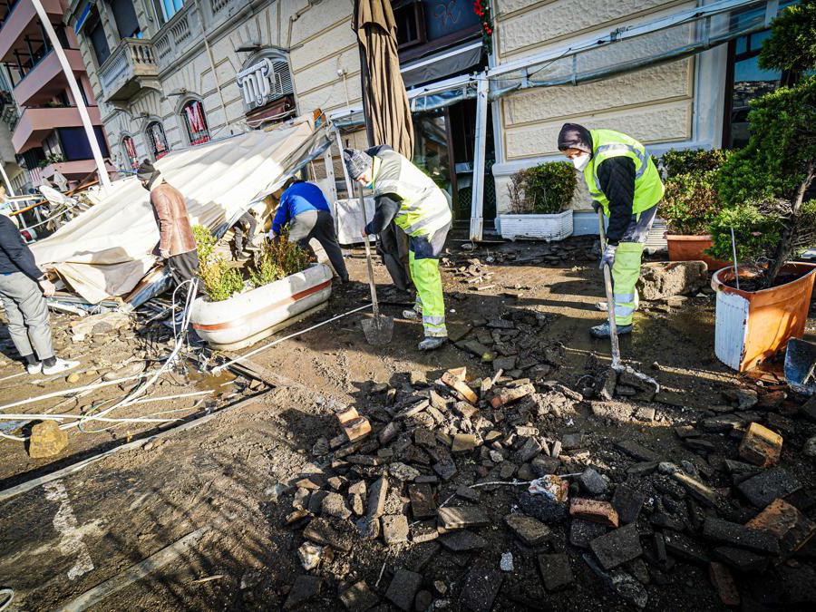 Maltempo, Mareggiata E Danni A Napoli - Il Sole 24 ORE