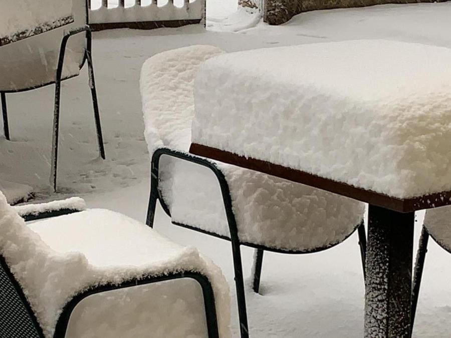 Un particolare della abbondante nevicata a Villadige Rivalta (Verona), 28 dicembre 2020. (Ansa / Sandro Benedetti)