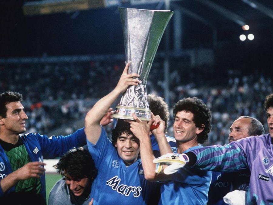 Coppa Uefa 1988-1989 Diego Armando Maradona solleva la coppa (Ipp)