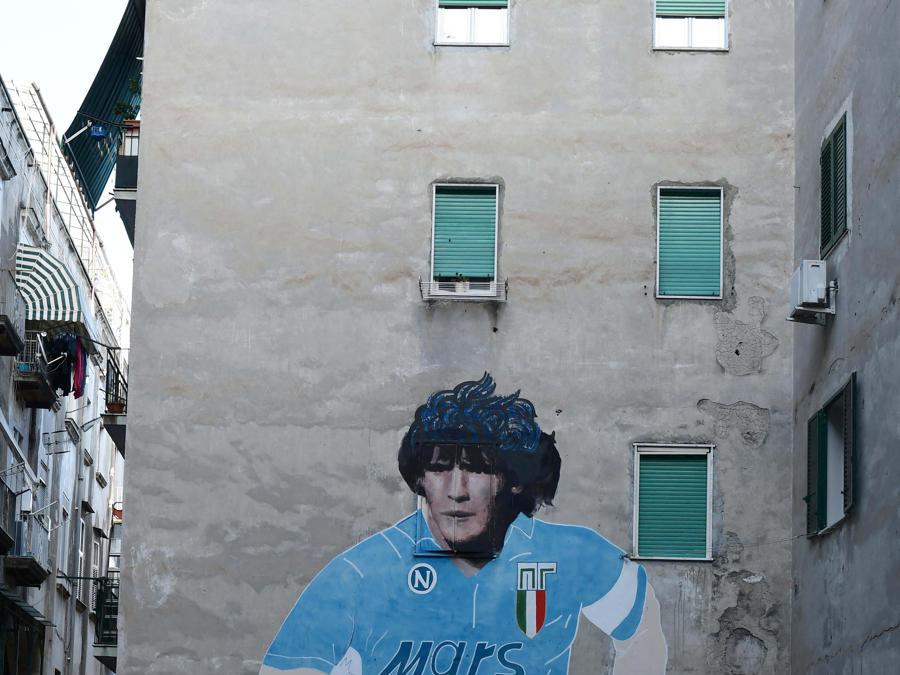 Quartieri Spagnoli un murales raffigurante Diego Armando Maradona (Ipp)
