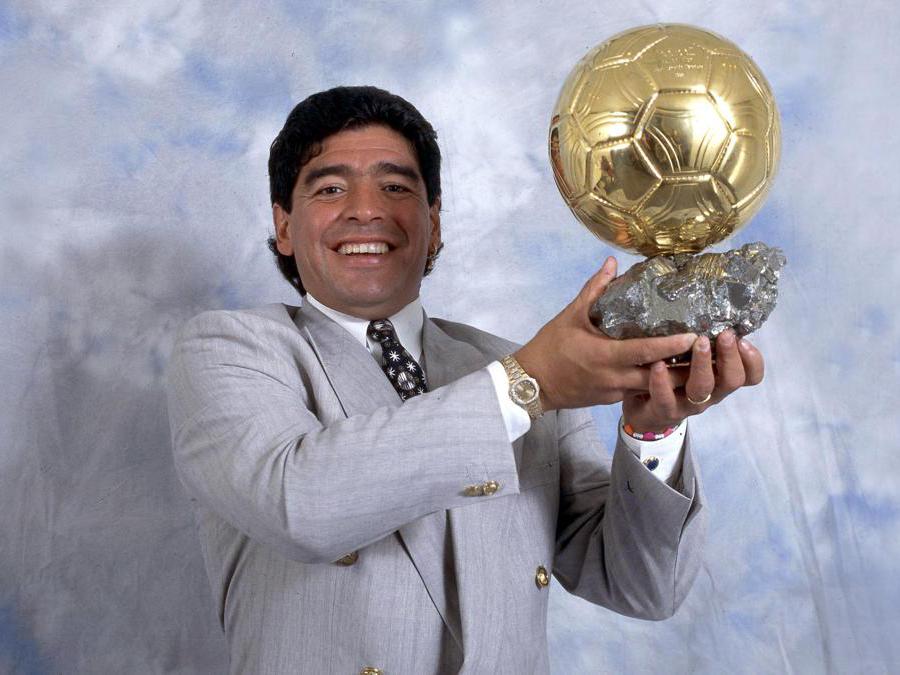 Diego Armando Maradona con il trofeo consegnatogli per la sua carrierea (Ipp)