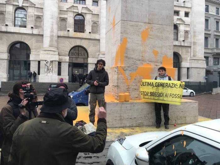 Imbrattato L.O.V.E, il “Dito” di Cattelan in Piazza Affari a Milano