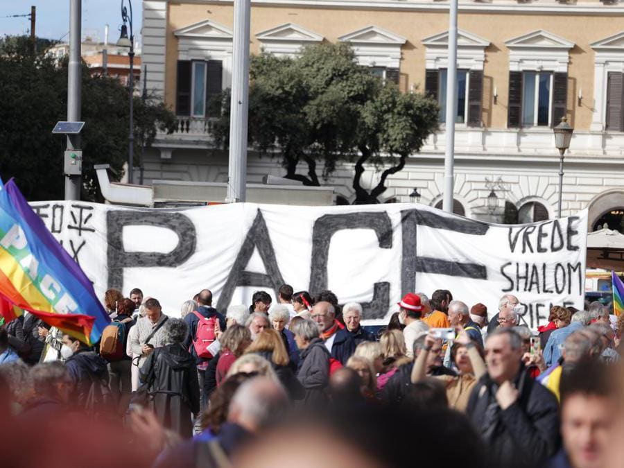 Alcuni manifestanti in piazza della Repubblica a Roma, in attesa che il corteo della Pace convocato dalla Coalizione "Europe for Peace" parta, stanno intonando "Bella Ciao", 5 Novembre 2022. ANSA/MASSIMO PERCOSSI