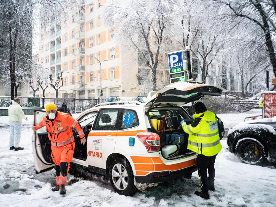 I soccorsi giunti dove gli alberi caduti lungo via Raffaello Sanzio hanno tranciato i cavi del tram a Milano, 28 dicembre 2020. ANSA/FOTOGRAMMA/Stefano De Grandis
