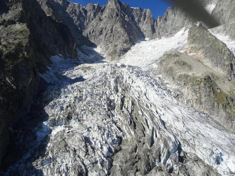 Il Ghiacciaio Planpincieux sulle Grandes Jorasses, lungo il versante italiano del massiccio del Monte Bianco (Ansa)