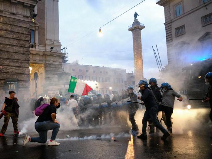 No green pass in piazza, tafferugli a Roma