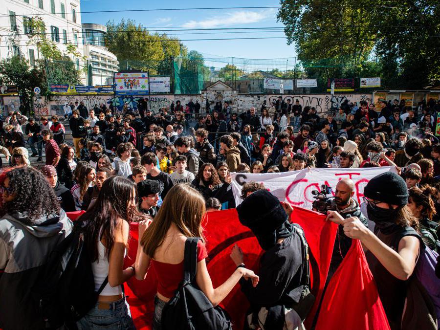 Manifestazione degli studenti a Viale Trastevere davanti al Miur. Nella foto i manifestanti durante il corteo.(photo Valentina Stefanelli / LaPresse)