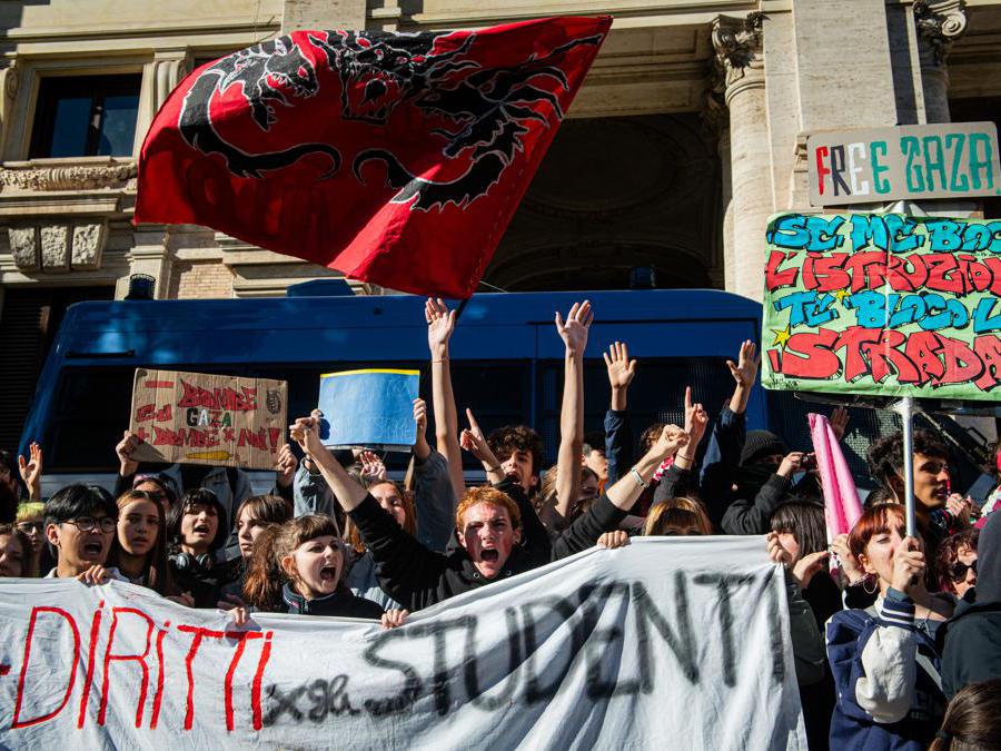 Manifestazione degli studenti a Viale Trastevere davanti al Miur. Nella foto i manifestanti durante il corteo. (photo Valentina Stefanelli / LaPresse)
