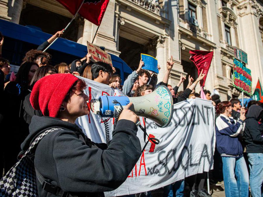 Manifestazione degli studenti a Viale Trastevere davanti al Miur. Nella foto i manifestanti durante il corteo.  (photo Valentina Stefanelli / LaPresse)