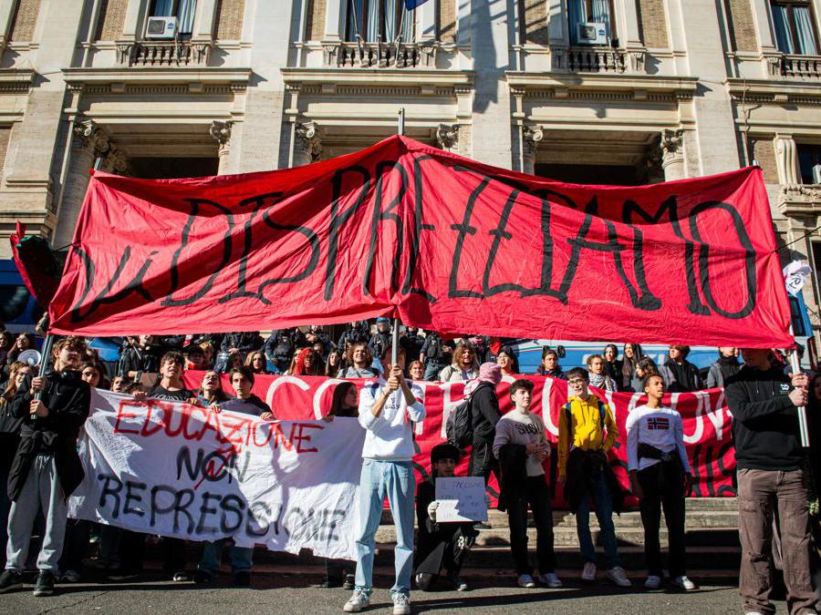 Manifestazione degli studenti a Viale Trastevere davanti al Miur. Nella foto i manifestanti durante il corteo. (photo Valentina Stefanelli / LaPresse)