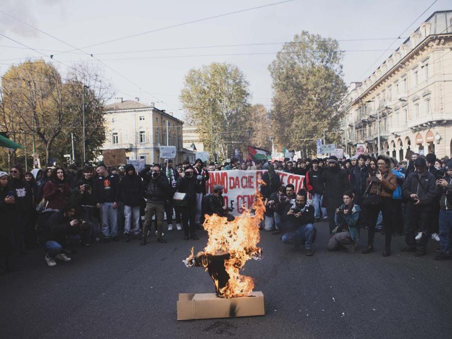 Studenti bruciato un fantoccio raffigurante il ministro Valditara  ( Photo Andrea Alfano / LaPresse )