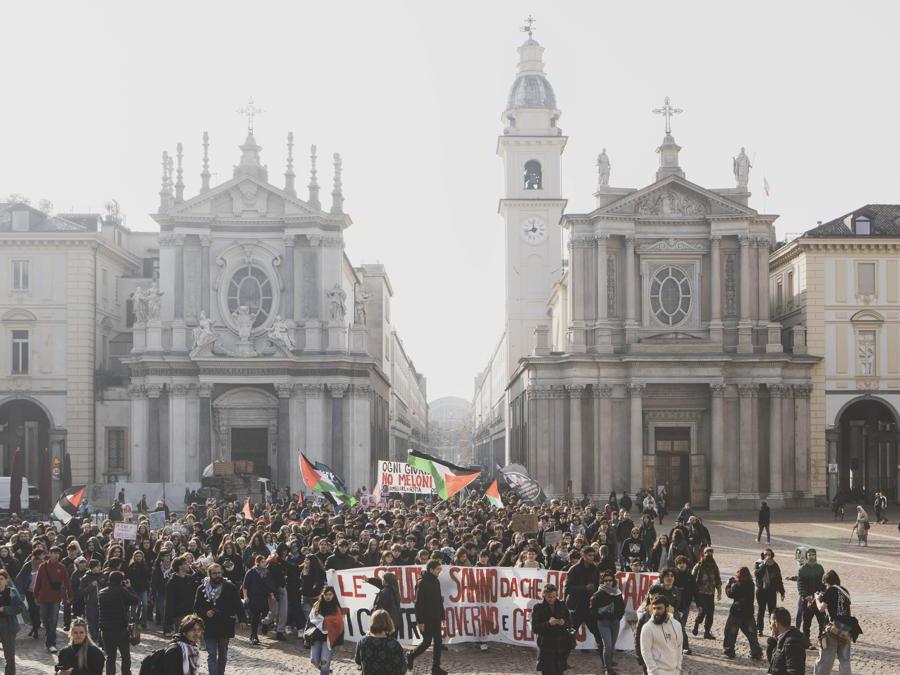 Gli studenti raggiungendo piazza San Carlo e via Roma. Torino, Italia. ( Photo Andrea Alfano / LaPresse )