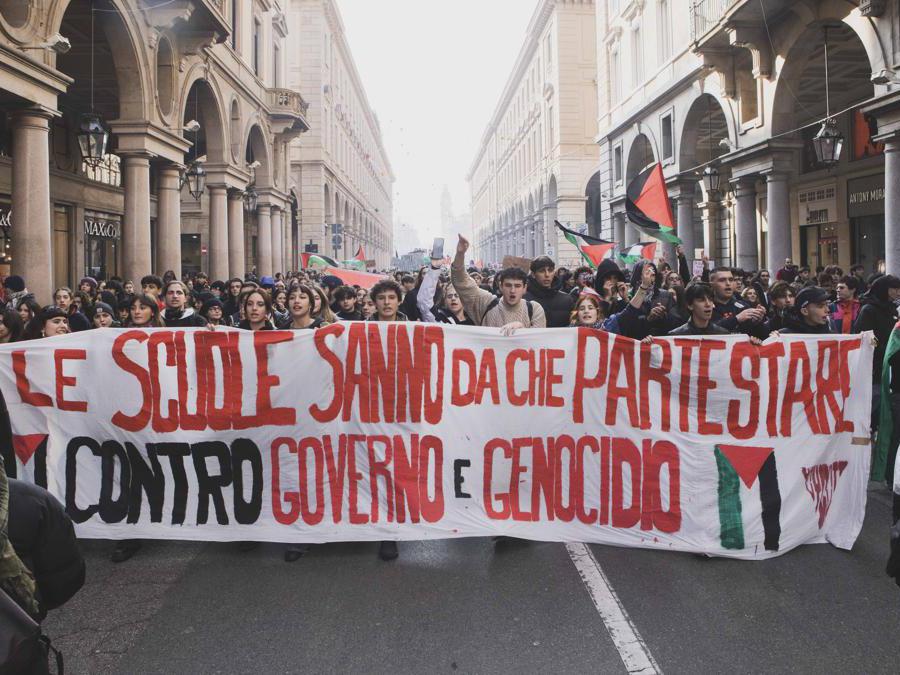 Gli studenti raggiungendo piazza San Carlo e via Roma. Torino, Italia.  ( Photo Andrea Alfano / LaPresse )