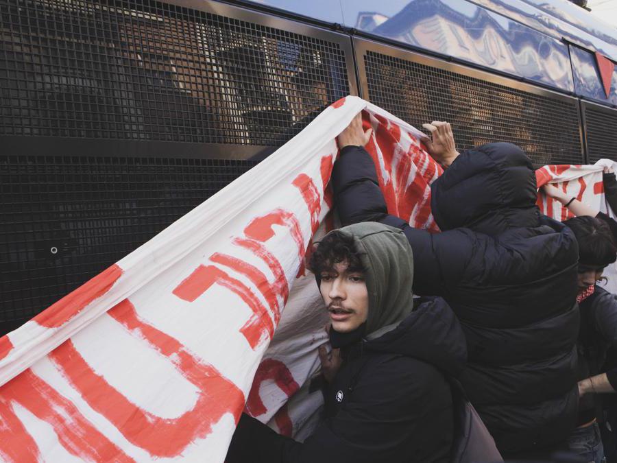 Gli studenti raggiungendo la Prefettura di Piazza Castello, dove sono avvenute alcune tensioni con la polizia. Torino, Italia.  ( Photo Andrea Alfano / LaPresse )