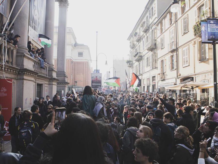 Studenti raggiungono la Mole Antonelliana e occupano il primo piano dell'edificio esponendo la bandiera palestinese. Torino, Italia.( Photo Andrea Alfano / LaPresse )