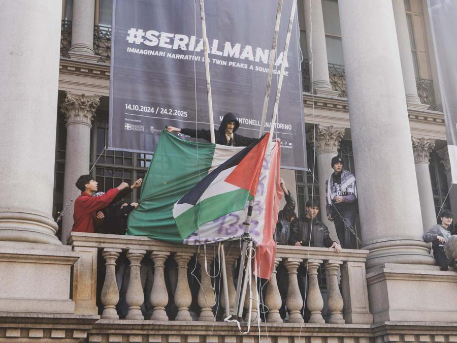 Studenti raggiungono la Mole Antonelliana e occupano il primo piano dell'edificio esponendo la bandiera palestinese. Torino, Italia. ( Photo Andrea Alfano / LaPresse )