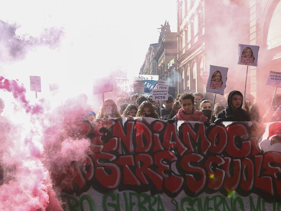 Bologna - piazza verdi,Sciopero nazionale studentesco No Meloni day.( Photo Guido Calamosca / LaPresse )