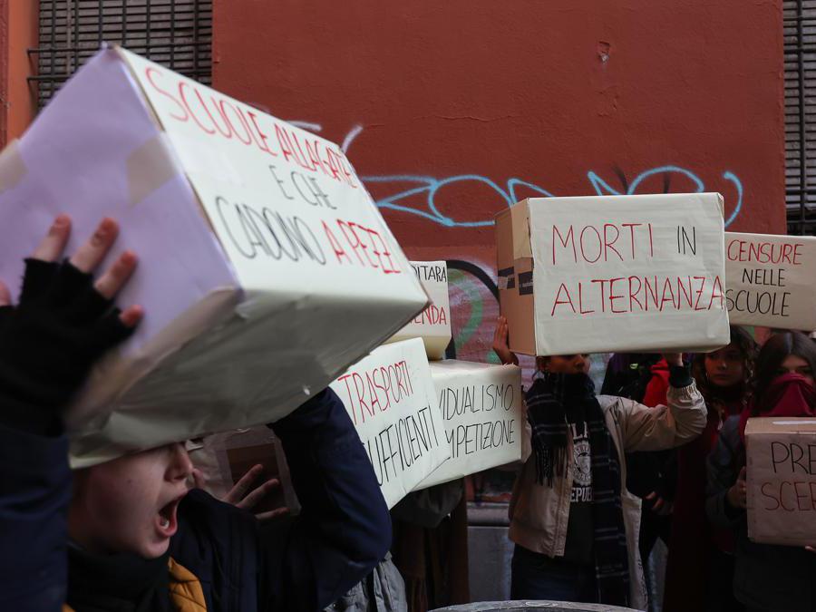 Bologna - piazza verdi,Sciopero nazionale studentesco No Meloni day. ( Photo Guido Calamosca / LaPresse )