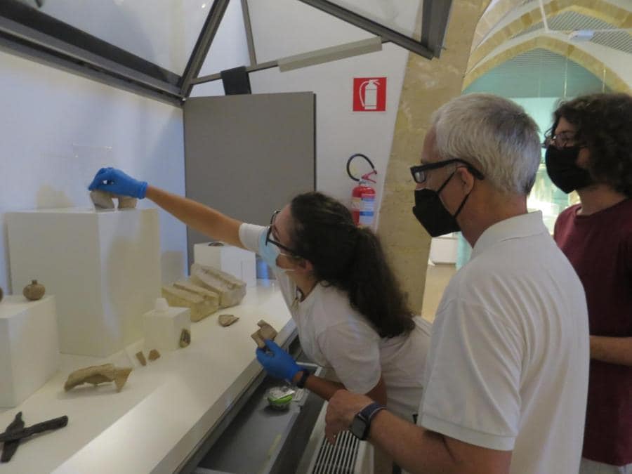 Clemente Marconi, l'archeologo che guida la squadra di ricerca a Selinunte con i collaboratori e gli studenti. (ANSA)
