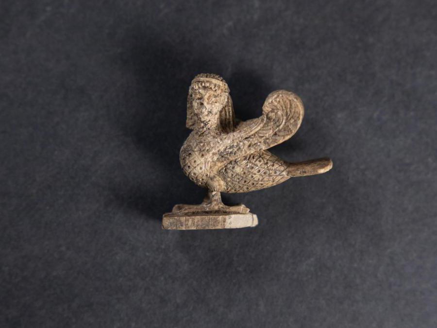 Un amuleto in forma di falco, immagine del dio del cielo Horo realizzata in blu egizio, che arriva dall'Egitto della fine del VII sec. a C, ritrovato durante i lavori archeologici nel parco di Selinunte. (ANSA)