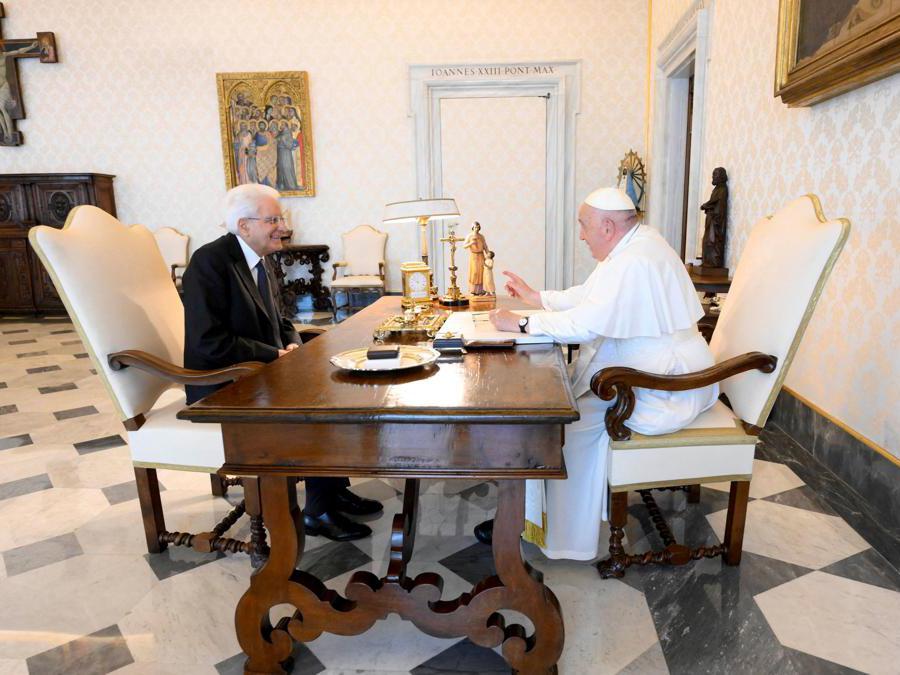 Papa Francesco incontra il Presidente della Repubblica, Sergio Mattarella in Vaticano (Vatican Media/ via Reuters) 
