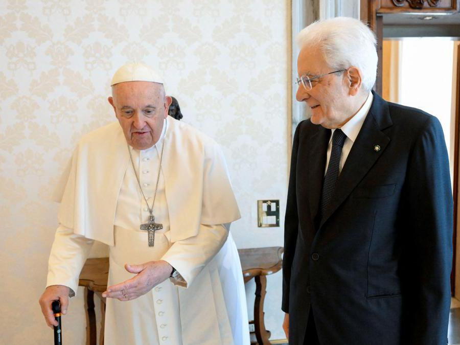Papa Francesco incontra il Presidente della Repubblica, Sergio Mattarella in Vaticano (Vatican Media/ via Reuters) 