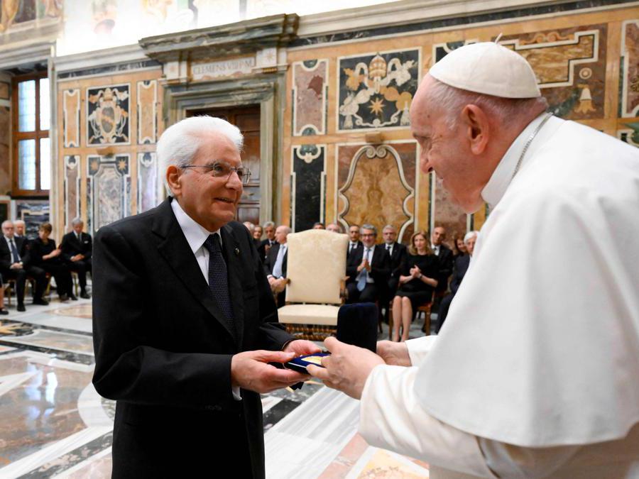 Papa Francesco incontra il Presidente della Repubblica, Sergio Mattarella in Vaticano (Vatican Media/ via Reuters)  (Photo by VATICAN MEDIA / VATICAN MEDIA / AFP) 