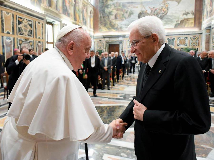 Papa Francesco incontra il Presidente della Repubblica, Sergio Mattarella in Vaticano (Vatican Media/ via Reuters)  (Photo by VATICAN MEDIA / VATICAN MEDIA / AFP) 