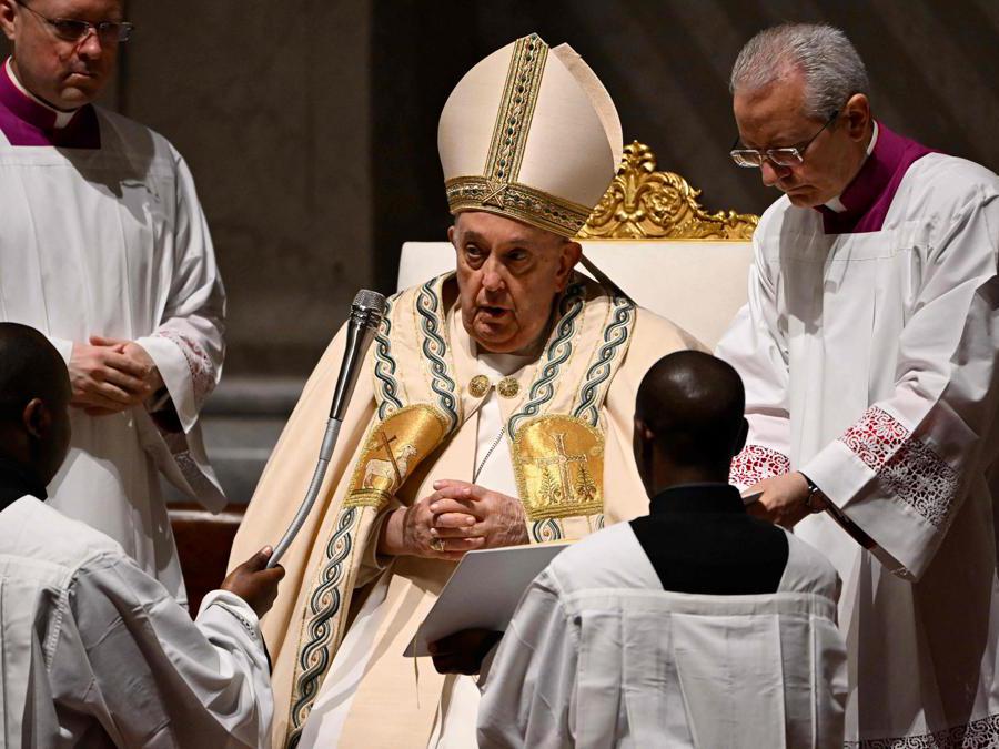 Pasqua: Papa Francesco presiede Veglia a San Pietro - Il Sole 24 ORE