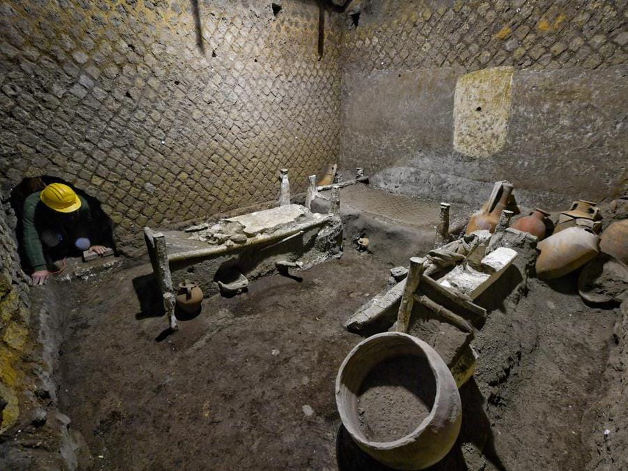 Una veduta della stanza ancora intatta, abitata dagli schiavi, nella villa di Civita Giuliana, scoperta a Pompei. (Ansa / Ciro Fusco)