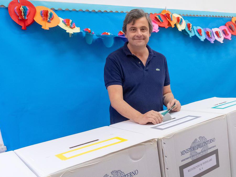 Carlo Calenda durante il voto al seggio elettorale. (Photo Mauro Scrobogna/LaPresse) 