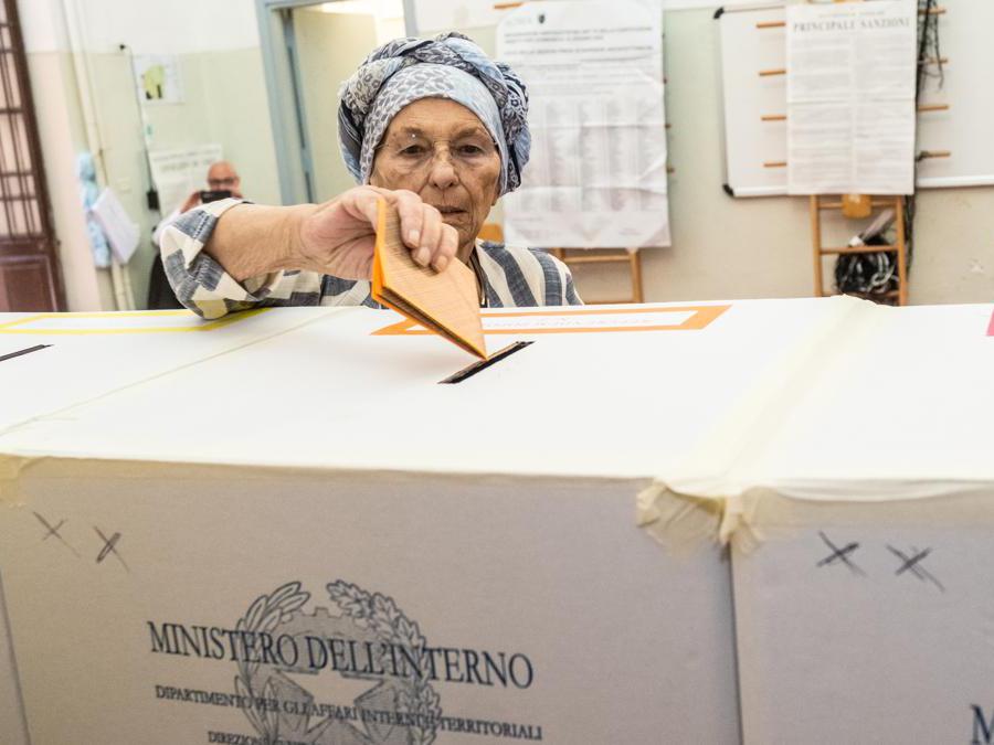 Emma Bonino durante il voto al seggio elettorale (Photo Mauro Scrobogna/LaPresse) 