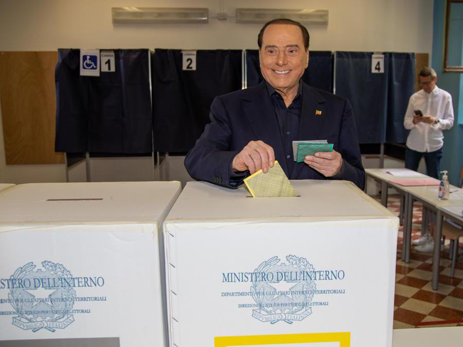 Silvio Berlusconi al seggio (Photo LaPresse) 