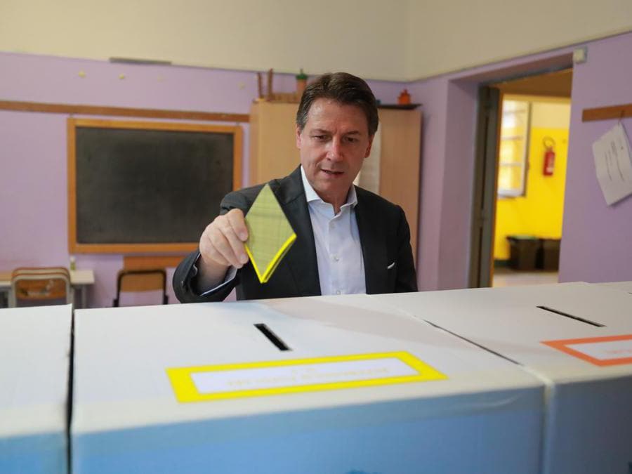 Giuseppe Conte durante il voto al seggio elettorale (Photo LaPresse) 