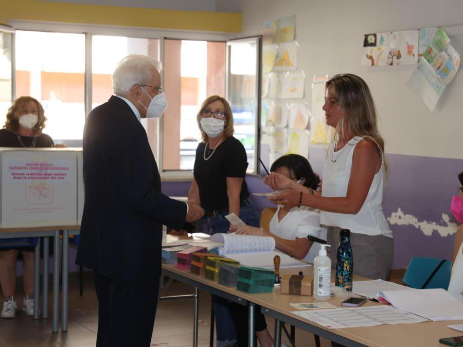 Il Presidente della Repubblica, Sergio Mattarella, durante le operazioni di voto. (Ansa / Igor Petyx) 