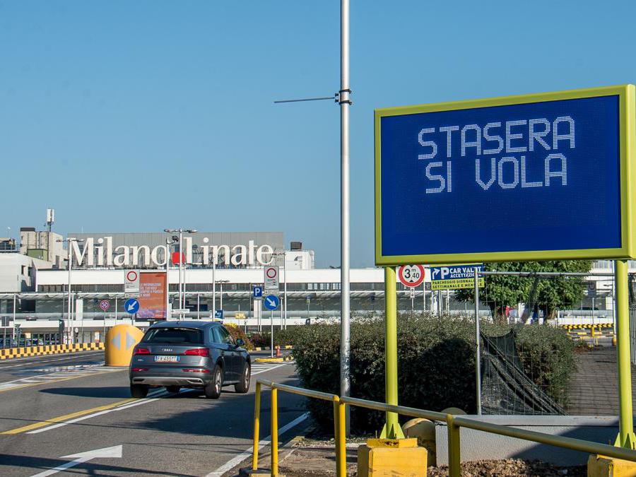 «Stasera si Vola» scritta che annuncia la riapertura dell'aeroporto di Linate (Carlo Cozzoli/Fotogramma) 