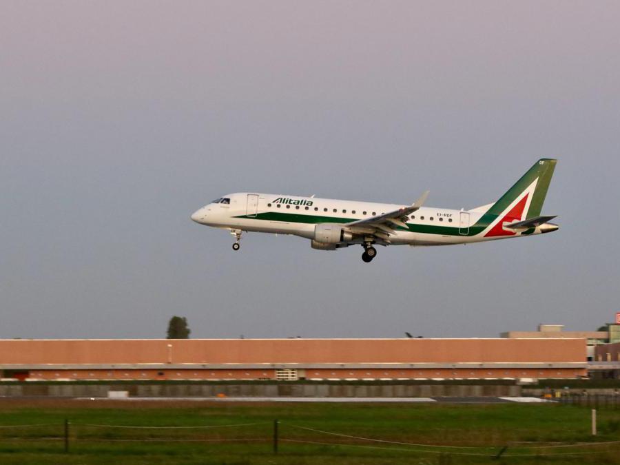 Atterraggio primo volo a Linate (Massimo Alberico/Fotogramma)