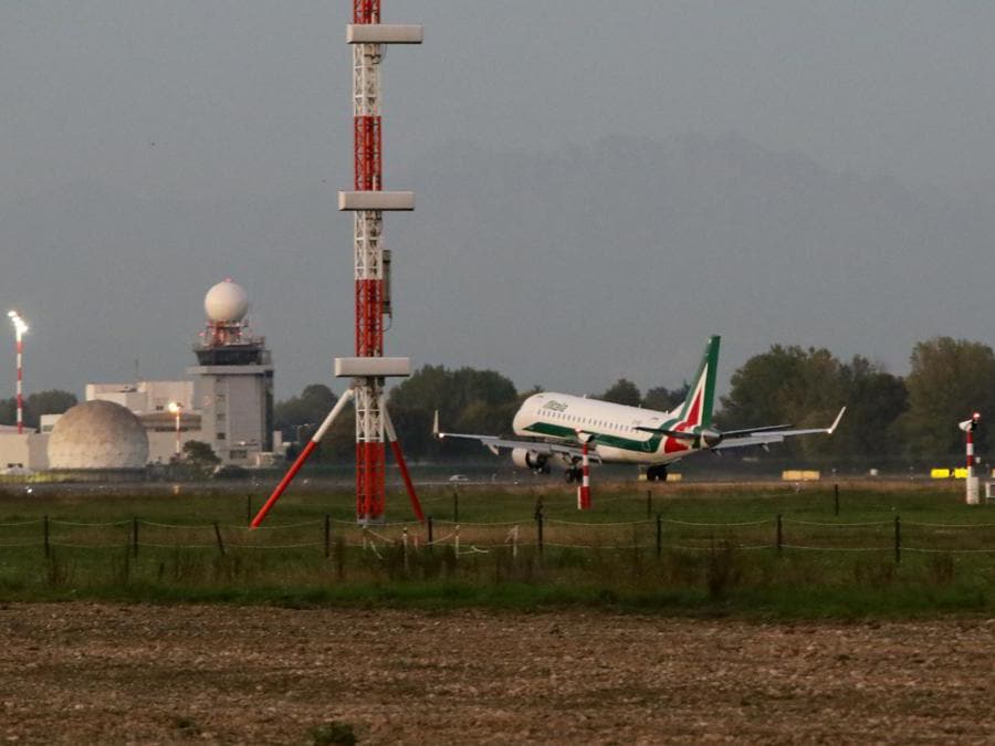 Atterraggio primo volo a Linate (Massimo Alberico/Fotogramma)