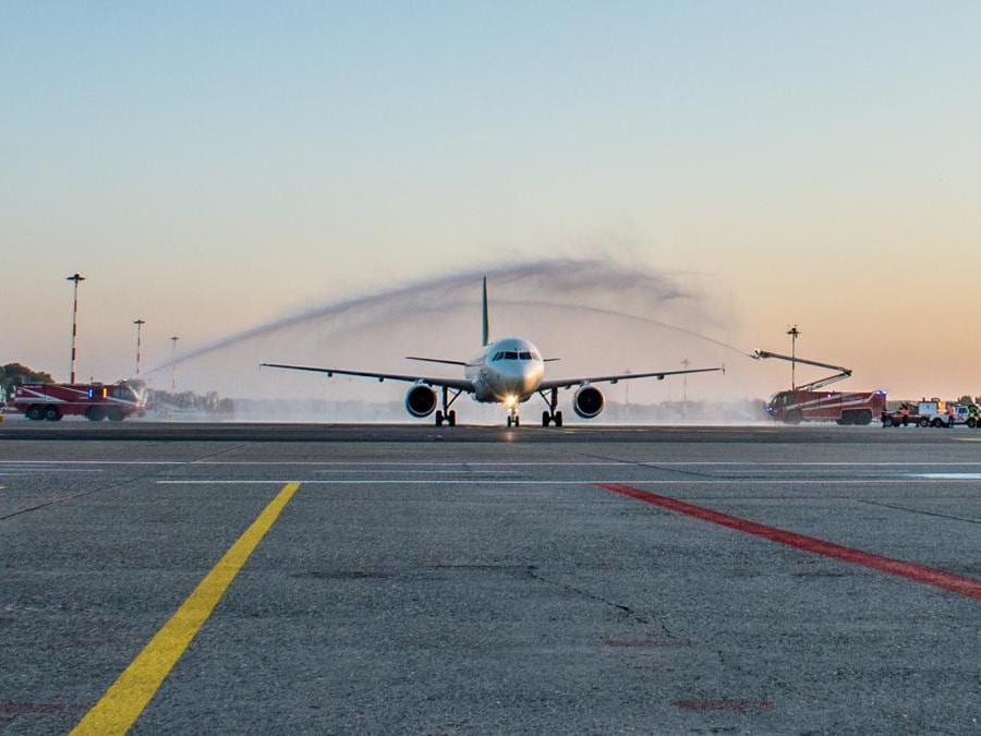 Primo aereo Alitalia AZ2092 atterra a Linate aeroporto, primi passeggeri sbarcano (Carlo Cozzoli/Fotogramma)