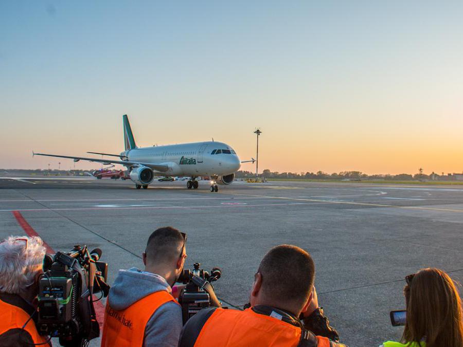 Primo aereo Alitalia AZ2092 atterra a Linate aeroporto, primi passeggeri sbarcano (Carlo Cozzoli/Fotogramma)
